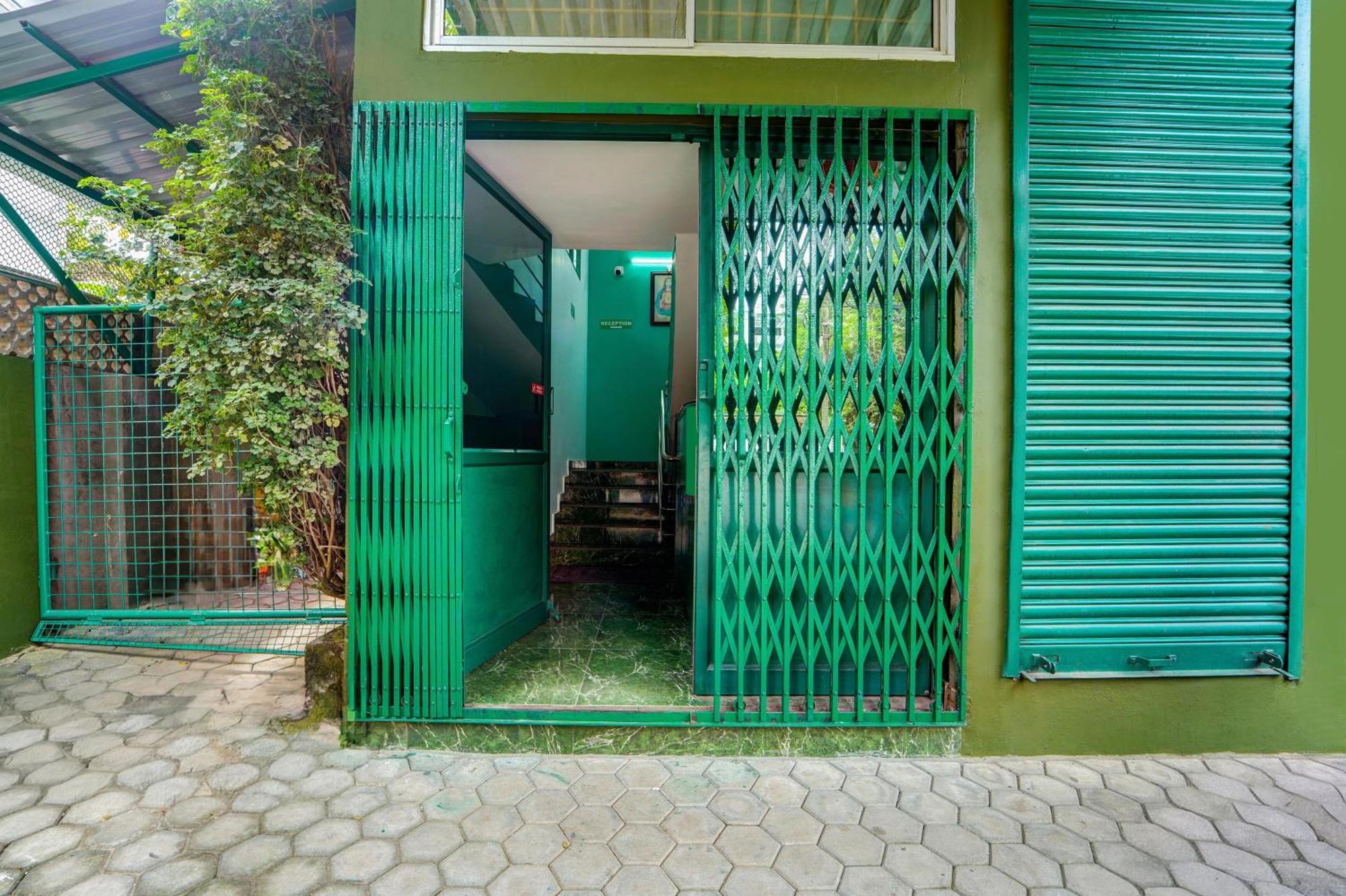 Super Hotel O Vennala Near Palarivattom Kochi エクステリア 写真