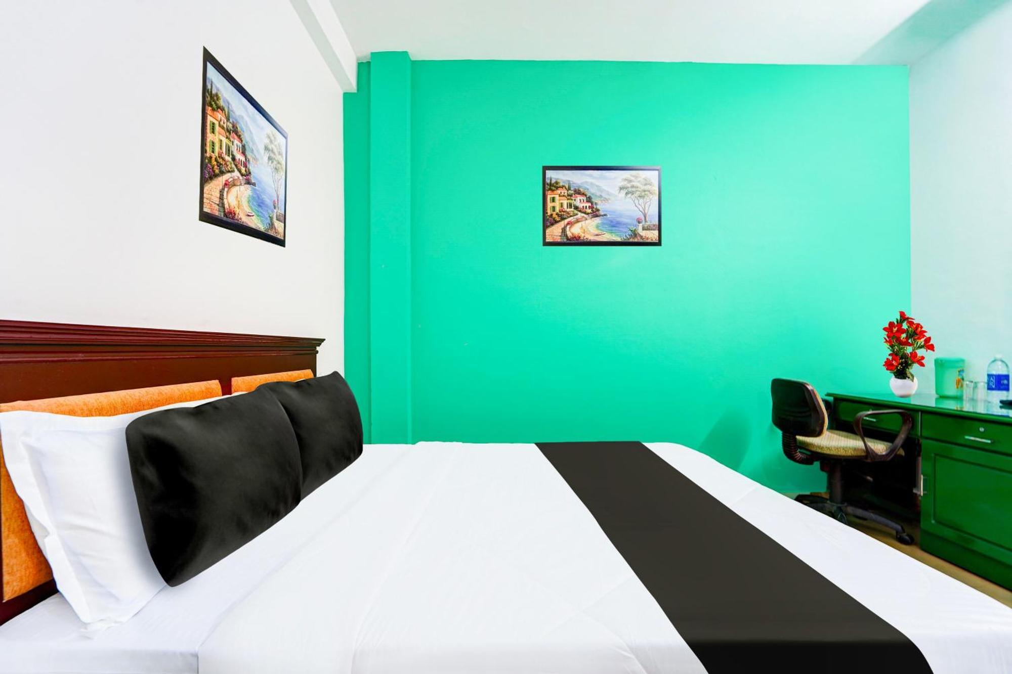 Super Hotel O Vennala Near Palarivattom Kochi エクステリア 写真