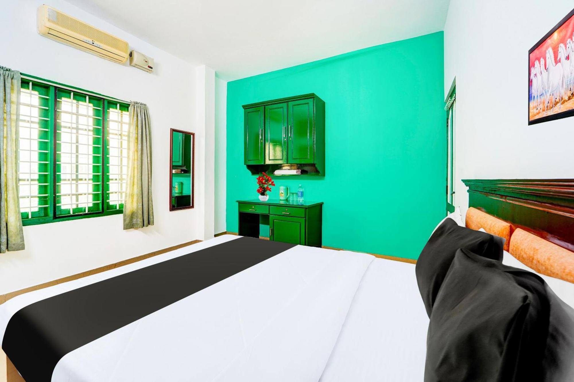 Super Hotel O Vennala Near Palarivattom Kochi エクステリア 写真
