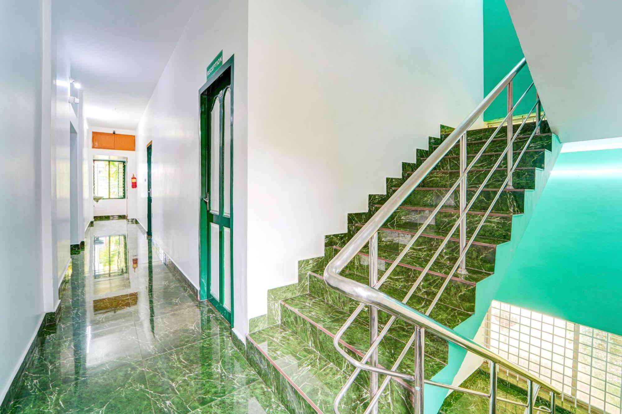 Super Hotel O Vennala Near Palarivattom Kochi エクステリア 写真